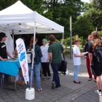 viele Studenten im Gespräch am Info-Stand der Aktionsgruppe Dresden