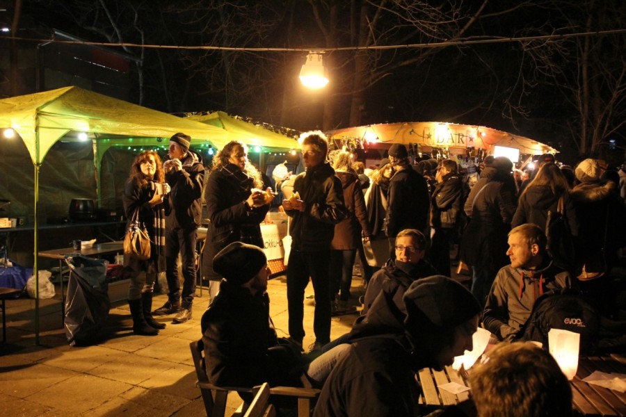 Wintermarkt abends mit vielen Lichtern an den Ständen
