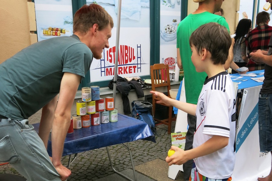 Junge beim Dosenwerfen gegen Tierleid auf dem Sankt Pieschen 2016