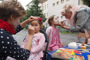 Kinder werden am Anima-Stand auf der BRN 2016 geschminkt