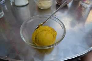 Mango-Basilikum-Eis in einer Glasschüssel.